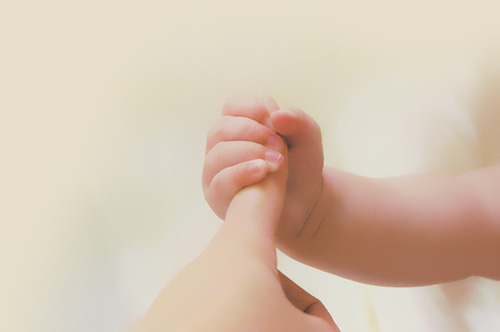 若竹クリニックイメージ写真：お母さんの指を握りしめる赤ちゃんの小さな手